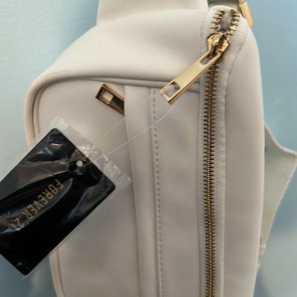 NWT Forever 21 White Fanny Pack - Picture 2 of 4
